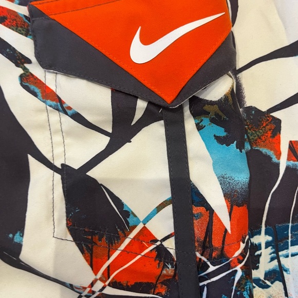 Three designer cargo Bermuda shorts for men, Nike, billabong and Tommy Hilfiger - Picture 7 of 16